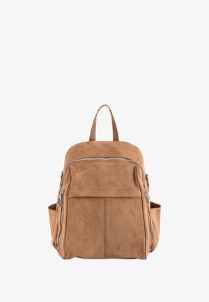 Sac à dos en daim marron avec un sommet arrondi, une poche avant et des zips en argent. Dispose de poches latérales doubles et d'une courte poignée supérieure pour le transport.
