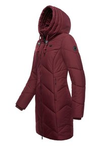 Burgundijas krāsas puffer mētelis ar izšūtu dizainu, lielu kapuci, priekšu ar rāvējslēdzēju un divām sānu kabatām. Iezīmes teksturēts audums un aukliņu akcenti.