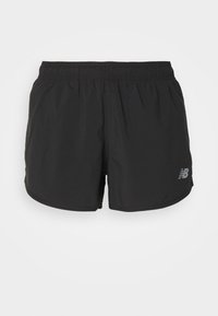 Pantalones cortos deportivos negros hechos de tela ligera, con una cinturilla elástica y un pequeño logo reflectante en la parte inferior izquierda.