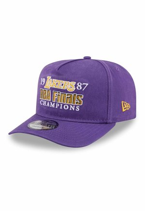 Lila Snapback-Kappe mit der Aufschrift "1987 Lakers NBA Finals Champions" in Gelb und Weiß auf der Vorderseite, New Era Logo an der Seite.