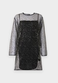 Rochie din plasă neagră cu mâneci lungi, modele decorative din mărgele aurii și argintii, și o bază neagră ajustată. Decolteu rotund și închidere la spate.