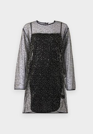 Vestido de malha preto com mangas compridas, padrões decorativos de contas douradas e prateadas, e uma camada de base preta ajustada. Decote redondo e fecho nas costas.