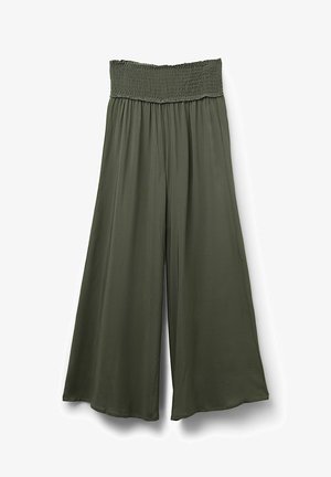 Zielone oliwkowe spodnie szerokie w nogawkach z elastycznym pasem, wykonane z lekkiego materiału. Gładka struktura, zwiewny fason i pełna długość.