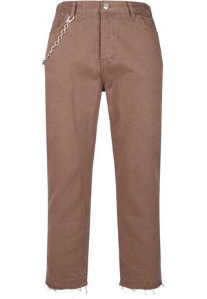 Pantalones de mezclilla marrón con un diseño de pierna recta, con dobladillos deshilachados y un acento de cadena plateada unido a la cinturilla.