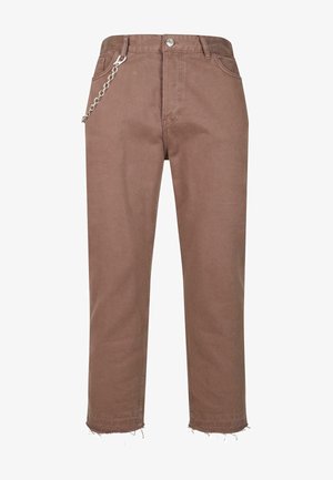 Pantalons en denim marron avec une coupe droite, présentant des ourlets effilochés et un accent en chaîne argentée attaché à la taille.