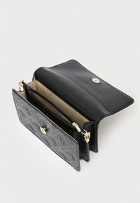 Μαύρο δερμάτινο πορτοφόλι με ανάγλυφο σχέδιο, χρυσά εξαρτήματα, δύο διαμερίσματα και τσέπη με φερμουάρ· το εσωτερικό διαθέτει λείο μπεζ φόδρα.