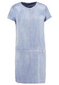 Vaaleansininen farkkuadressi lyhyillä hihoilla, pyöreällä kaula-aukolla ja suoralinjaisella siluetilla. Sisältää näkyvää ommelta ja etusauman yksityiskohtia.