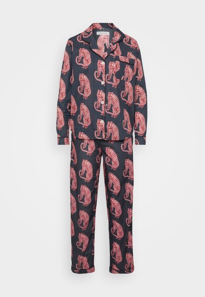 Conjunto de pijama em azul-marinho com um padrão de tigres vermelhos por toda a parte, feito de tecido suave. A parte de cima possui colarinho e botões, com calças a condizer.