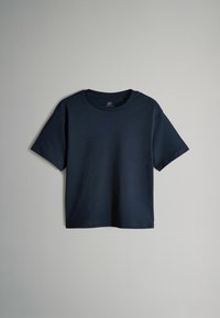 Camiseta de algodón azul marino con mangas cortas, diseño de cuello redondo y un corte holgado. Textura suave y estilo minimalista.