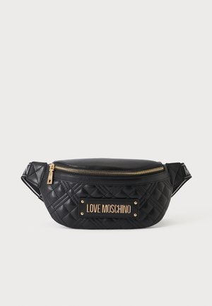 Czarna pikowana skórzana nerka Love Moschino z złotym zamkiem błyskawicznym i tabliczką z logo, regulowany pasek na jednolitym tle.