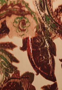 Tissu avec un motif floral comportant des couleurs vert foncé, marron et crème. Le motif inclut des feuilles et des détails de fleurs complexes.