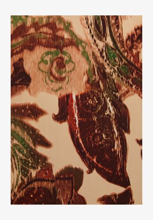 Tessuto con un design floreale che presenta colori verde scuro, marrone e crema. Il motivo include foglie intricate e dettagli di fiori.