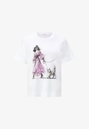 Femme en robe rose fluide et lunettes de soleil promenant un petit chien duveteux en laisse, imprimée sur un T-shirt blanc à manches courtes.