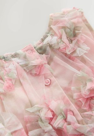 Transparenter rosa Stoff mit geschichteten, gerafften Blumenapplikationen und einer Reihe rosa Knöpfe in der Mitte.