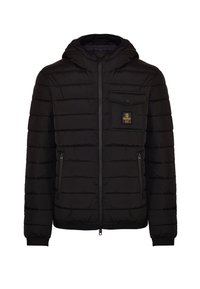 Giacca a puffo nera con cappuccio, caratterizzata da una texture trapuntata orizzontale, chiusura frontale con zip e tasca sul petto con un'etichetta logo.