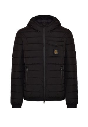 Giacca a puffo nera con cappuccio, caratterizzata da una texture trapuntata orizzontale, chiusura frontale con zip e tasca sul petto con un'etichetta logo.