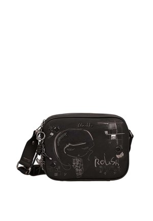 Borsa a tracolla nera con un'illustrazione di una ragazza, borchie argentate, le parole "Anekke" e "Relish," e un portachiavi attaccato alla cinghia laterale.