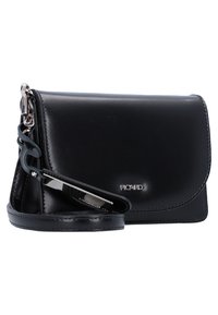 Borsa a tracolla in pelle nera con una texture liscia, hardware argento e tracolla regolabile. Presenta un logo prominente sulla parte anteriore.