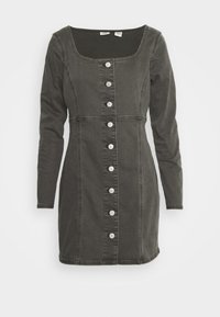 Robe en denim gris foncé avec manches longues, encolure carrée et fermeture boutonnée à l’avant s’étendant de l’encolure à l’ourlet.