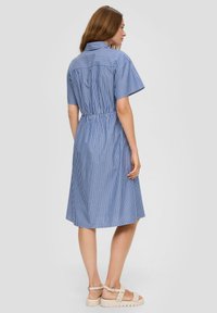Blau-weiß gestreiftes Kurzarmkleid mit Kragen und elastischem Bund. Der Stoff ist leicht und hat ein Rückenteil mit Passe.