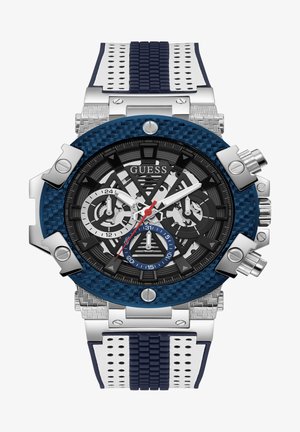 Zegarek chronograf Guess z niebieską teksturowaną obręczą, czarną tarczą, srebrnymi akcentami oraz dwu kolorowym paskiem gumowym z białymi i granatowymi wzorami.