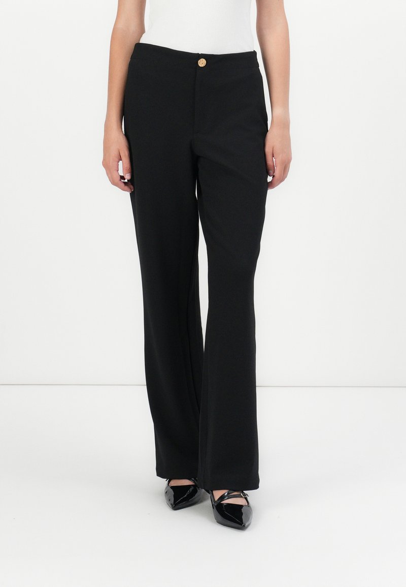 Zwarte, hooggeritste broek van zacht materiaal, met een sluiting aan de voorkant, rechte pijpen en een minimalistisch ontwerp.