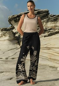 Love & Roses PRINTED WIDE LEG - Nadrágok - black