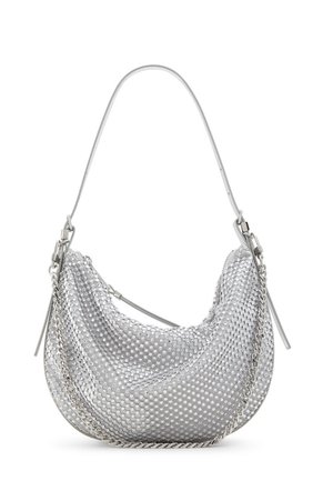 Srebrna torebka hobo z cekinami, wyposażona w cienki skórzany uchwyt i dekoracyjny srebrny łańcuszek, na białym tle.