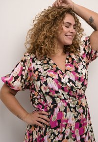 Blumenkleid mit schwarzem Hintergrund und Mustern in Rosa, Orange und Grün, kurzen Puffärmeln und tailliertem Schnitt.