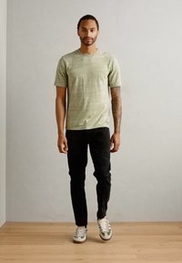 Scotch & Soda REGULAR FIT  - Basic T-shirt - calla green melange