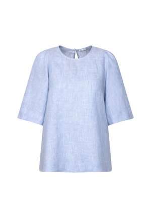 Lichtblauwe linnen blouse met korte pofmouwen en een afgeronde halslijn, voorzien van een kleine sluiting met een knoop en sleutelgat aan de achterkant.
