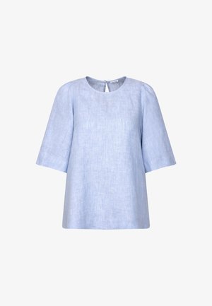Lichtblauwe linnen blouse met korte pofmouwen en een afgeronde halslijn, voorzien van een kleine sluiting met een knoop en sleutelgat aan de achterkant.