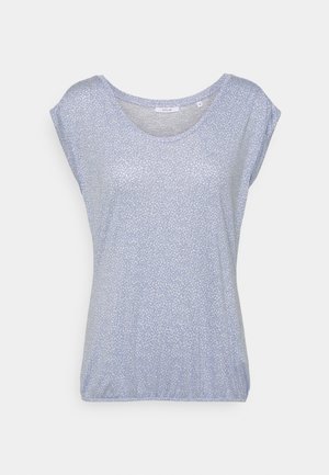 Blouse bleu clair à manches courtes avec petit motif floral blanc et col rond, présentée sur un fond neutre.
