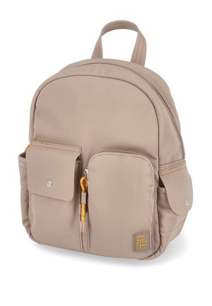 Petit sac à dos beige avec deux poches frontales — une avec fermeture par pression, une avec fermeture éclair — et poches latérales, doté d'un tirant de fermeture jaune et d'un écusson logo.