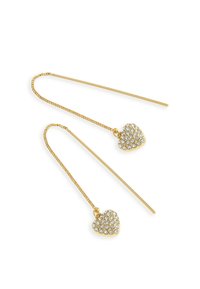 Pendientes en tono dorado con colgantes en forma de corazón, adornados con rhinestones transparentes, que presentan largos eslabones de cadena para un diseño colgante.