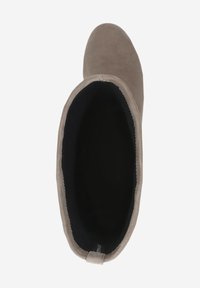Bottines en suède beiges à bout rond, avec doublure intérieure douce et une languette à l'arrière pour un enfilage facile. Présente une texture lisse et mate.