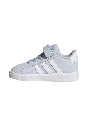 Baskets Adidas gris clair avec bandes blanches, bride à scratch, lacets et semelle texturée, vues de profil sur fond blanc.