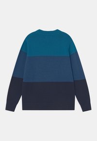 Stickad tröja med rundad halsringning, prydd med teal, blå och marinblå horisontella ränder. Ribbad mudd och nederkant. Mjuk struktur.