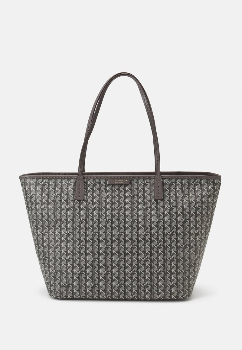 Sac fourre-tout gris avec un motif géométrique, poignées en cuir foncé et un design structuré. Présente un accent logo subtil sur le devant.