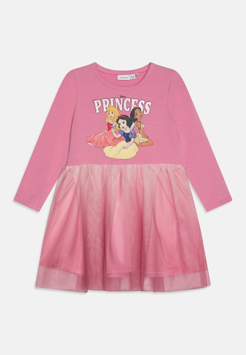 Robe rose à manches longues, avec un dessin de trois princesses sur le corsage. La jupe est composée de plusieurs couches de tulle rose transparent.