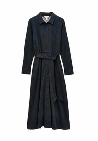 Dlhé rukávy, košeľové šaty tmavomodrej farby s jemným zvieracím vzorom, s obtiahnutým pásom zviazaným látkovým opaskom. Mäkkučký, ľahký materiál.