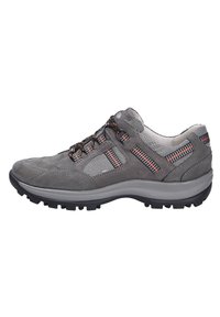 Chaussure de randonnée grise avec dessus en daim et en mesh, arborant des accents tissés et une semelle en caoutchouc texturée. Système de laçage réglable pour un ajustement optimal.
