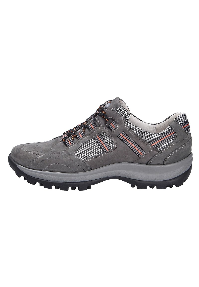 Chaussure de randonnée grise avec dessus en daim et en mesh, arborant des accents tissés et une semelle en caoutchouc texturée. Système de laçage réglable pour un ajustement optimal.