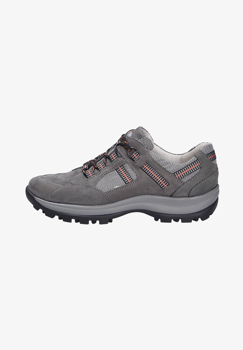 Zapato de senderismo gris con parte superior de ante y malla, que presenta detalles tejidos y una suela de goma texturizada. Cierre de cordones ajustable para un mejor ajuste.
