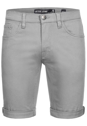 Grå denimshorts med en glat tekstur, opfoldede bukseben, fem lommer og en frontlukkeknap. Mærkets label er synlig ved taljen.