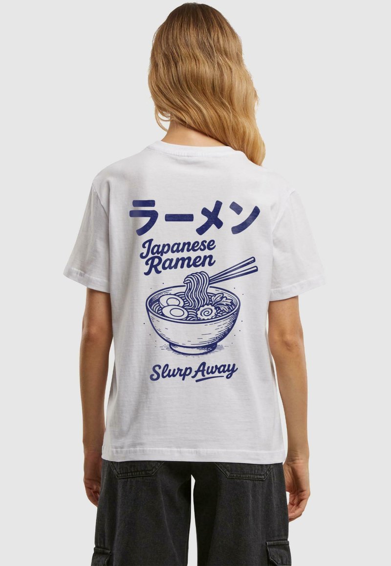 Bílá tričko s modrou grafika, na které je miska ramen, hůlky, japonský text a fráze "Slurp Away". Krátké rukávy.