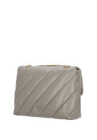 Borsa a tracolla in pelle trapuntata grigia con cuciture diagonali e tracolla in catena dorata, con piccolo logo a farfalla in rilievo sul fronte.