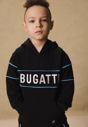 Felpa nera con cappuccio caratterizzata dalla scritta "BUGATTI" in lettere argentate con strisce blu, dotata di tasca frontale e scollatura a V. Texture morbida.