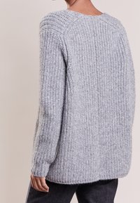CLOSED Sweter