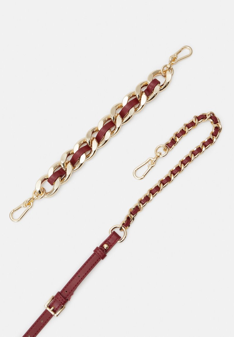 Deux poignées de sac à main détachables : une épaisse chaîne en or avec du cuir bourgogne tissé, et une poignée en cuir bourgogne plus fine avec des maillons en chaîne dorée.